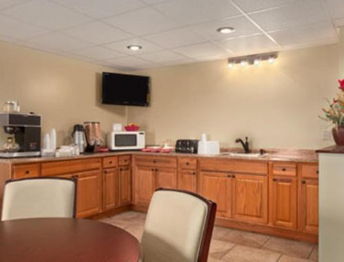 Crafton Hilltop Inn Pittsburgh מראה חיצוני תמונה